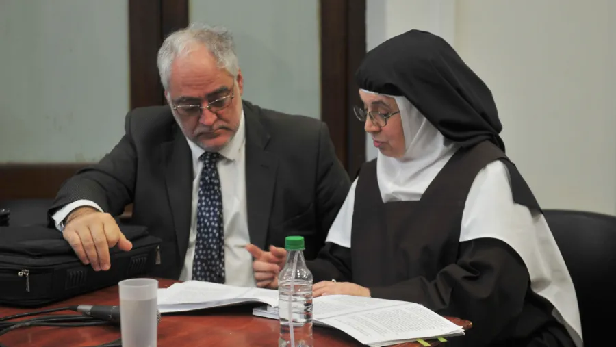 La ex superiora del convento Carmelitas de Nogoyá, Luisa Toledo, junto a su abogado Miguel Cullen. La ex superiora del convento Carmelitas de Nogoyá, Luisa Toledo, junto a su abogado Miguel Cullen.