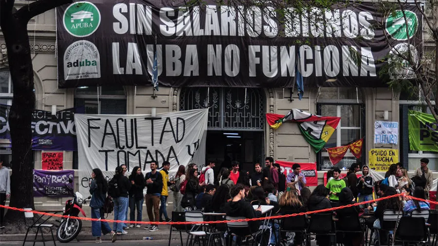 La semana próxima habrá otro paro y se debatirá la continuidad de las tomas y vigilias. En la imagen, la Facultad de Psicología de la UBA que fue una de las primeras en iniciar las tomas, y luego le siguieron muchas en varias provincias. La semana próxima habrá otro paro y se debatirá la continuidad de las tomas y vigilias. En la imagen, la Facultad de Psicología de la UBA que fue una de las primeras en iniciar las tomas, y luego le siguieron muchas en varias provincias.