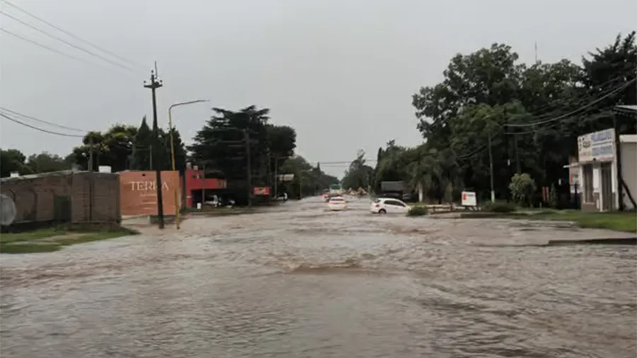 La tormenta azotó a Gualeguaychú, anegando calles y también a Pueblo General Belgrano.