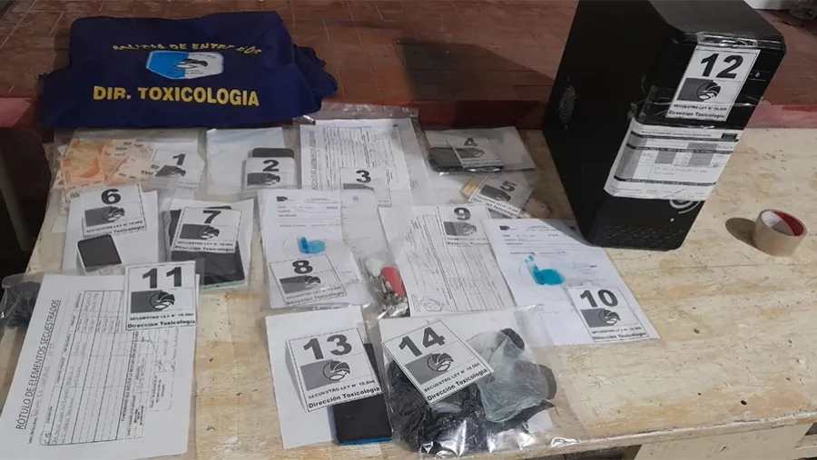 Los allanamientos permitieron secuestrar diferentes cantidades de droga, dinero en efectivo y se detuvieron a 16 personas. Los allanamientos permitieron secuestrar diferentes cantidades de droga, dinero en efectivo y se detuvieron a 16 personas.