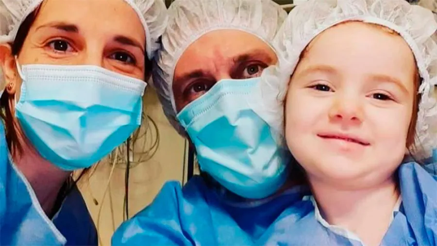 Mara Hollman junto a sus papás