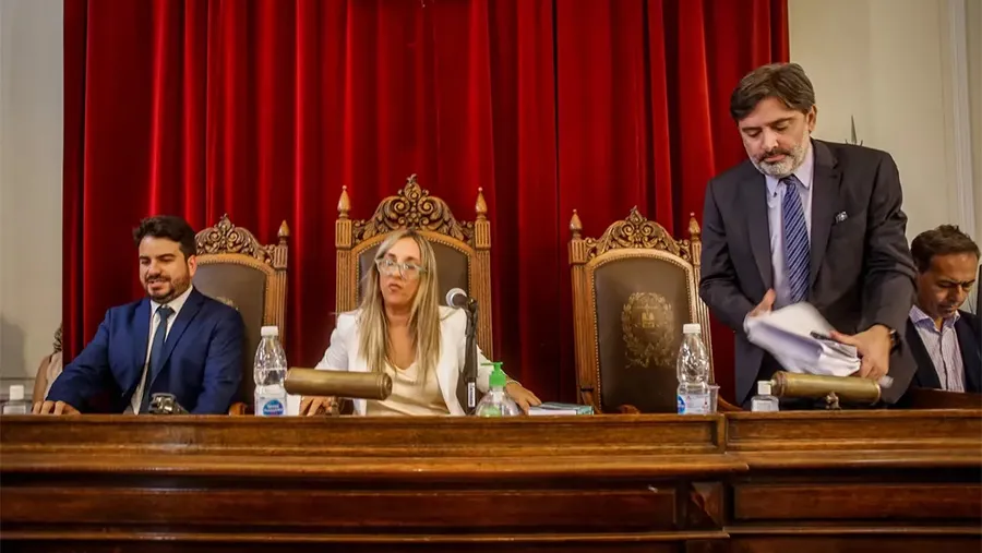 María Claudia Castro es la presidenta del Tribunal Oral en lo Criminal N° 1 de Dolores, que integran, Christian Rabaia (a la derecha) y Emiliano Lázzari (a la izquierda). María Claudia Castro es la presidenta del Tribunal Oral en lo Criminal N° 1 de Dolores, que integran, Christian Rabaia (a la derecha) y Emiliano Lázzari (a la izquierda).