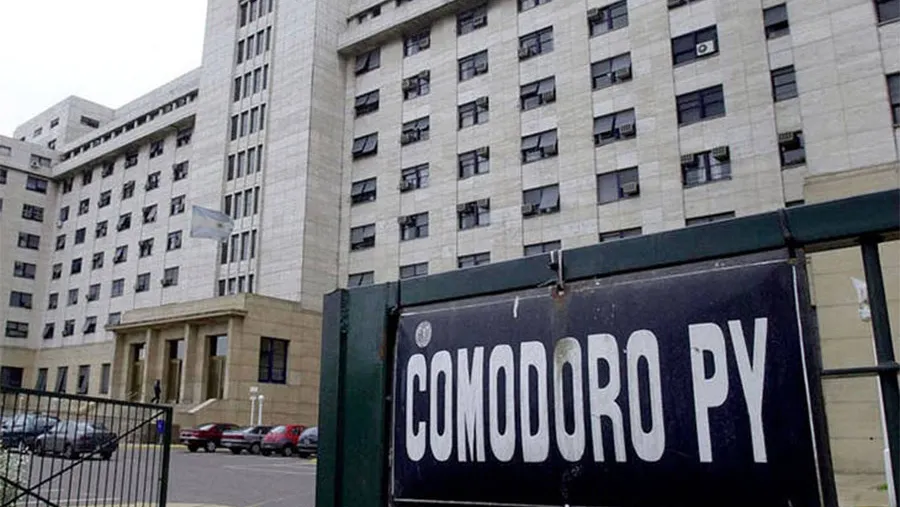 El gobierno cuestiona que el fiscal Carlos Stornelli, procesado en causas vinculada a espionaje ilegal, impulse la investigación del espionaje ilegal ordenadas en el gobierno de Mauricio Macri al que sirvió.