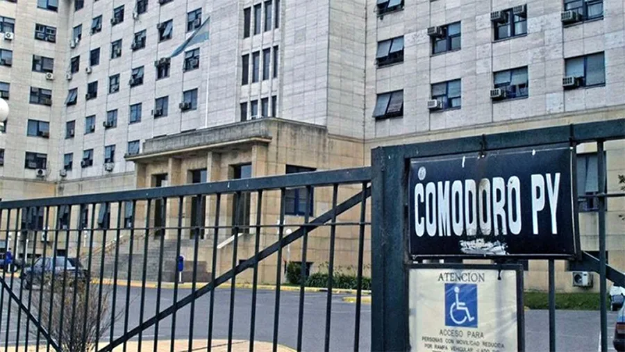 El Presidente reveló que había “instruido a las autoridades pertinentes para que formalmente inicien querella criminal”. El Presidente reveló que había “instruido a las autoridades pertinentes para que formalmente inicien querella criminal”.