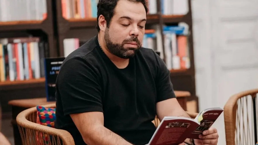 Manuel Troncoso presentó su segundo libro de poesías, "Sólo lloro por un ojo". 