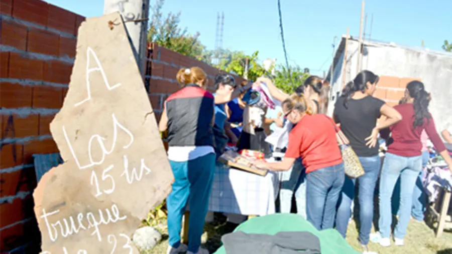 El club del trueque crece en Gualeguaychú a través de las redes sociales y la red feminista.