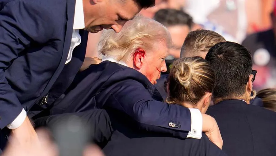 El ex presidente Donald Trump debió ser evacuado este sábado de un acto de campaña que realizaba en Pensilvania luego de ser herido por un disparo de arma de fuego. La noticia llegó rápidamente a todos los líderes del mundo, quienes expresaron su repudio a los actos de violencia. El ex presidente Donald Trump debió ser evacuado este sábado de un acto de campaña que realizaba en Pensilvania luego de ser herido por un disparo de arma de fuego. La noticia llegó rápidamente a todos los líderes del mundo, quienes expresaron su repudio a los actos de violencia.
