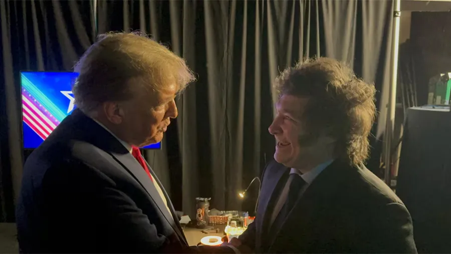 Donald Trump saluda a Javier Milei en la reunión anual de la Conferencia de Acción Política Conservadora en Maryland, Estados Unidos, en 2024. Donald Trump saluda a Javier Milei en la reunión anual de la Conferencia de Acción Política Conservadora en Maryland, Estados Unidos, en 2024.