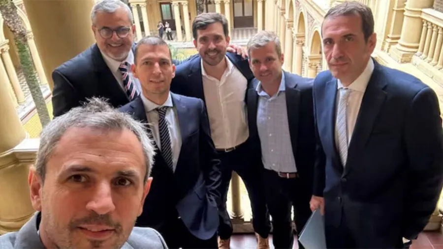 Los participantes de la cumbre con Javier Milei fueron Pablo Cervi (Neuquén), Martín Arjol (Misiones), Luis Picat (Córdoba), Mariano Campero (Tucumán) y José Tournier (Corrientes). Los participantes de la cumbre con Javier Milei fueron Pablo Cervi (Neuquén), Martín Arjol (Misiones), Luis Picat (Córdoba), Mariano Campero (Tucumán) y José Tournier (Corrientes).
