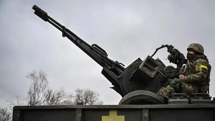 Un soldado ucraniano mantiene su posición sentado en un cañón antiaéreo ZU-23-2 en una línea del frente, al Noreste de Kiev el 3 de marzo de 2022. Un soldado ucraniano mantiene su posición sentado en un cañón antiaéreo ZU-23-2 en una línea del frente, al Noreste de Kiev el 3 de marzo de 2022.