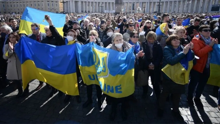 La Plaza de San Pedro en el Vaticano estuvo repleta de fieles y peregrinos que enarbolaron decenas de banderas azul y amarillo.