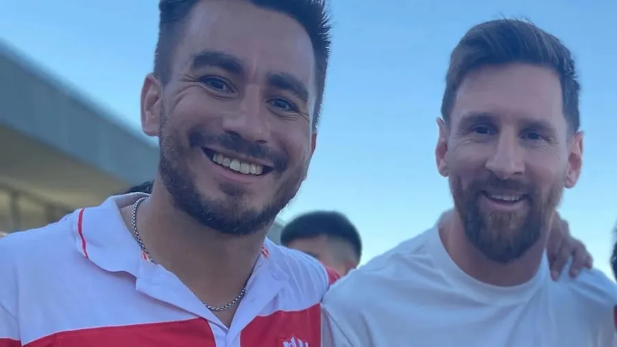 Lionel Messi presenció un amistoso en Rosario y se sacó fotos con un paranaense Lionel Messi presenció un amistoso en Rosario y se sacó fotos con un paranaense