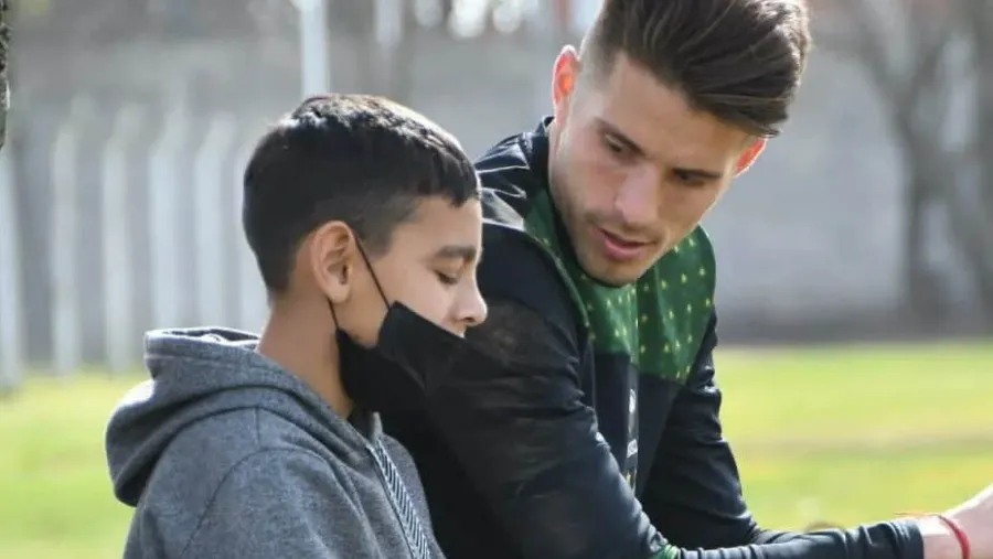 El entrerriano Ezequiel Unsain recibió al niño que lo abrazó tras la derrota ante Boca