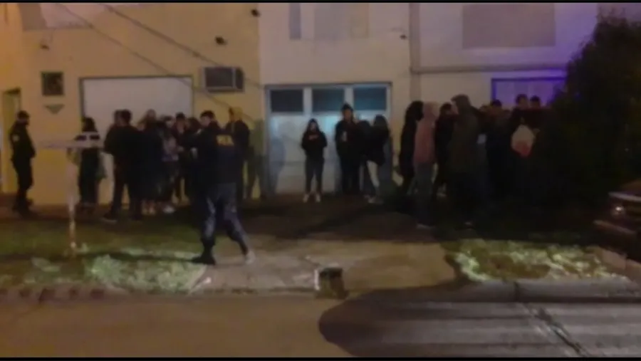 Al menos sesenta personas participaban de un cumpleaños en Urdinarrain, lo que está prohibido. Se iniciaron las actuaciones judiciales. Al menos sesenta personas participaban de un cumpleaños en Urdinarrain, lo que está prohibido. Se iniciaron las actuaciones judiciales.