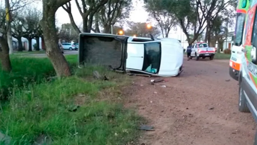 choque y vuelco en Urdinarrain choque y vuelco en Urdinarrain