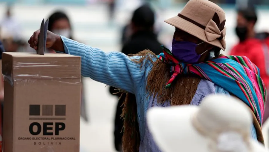 Una mujer boliviana vota en La Paz.