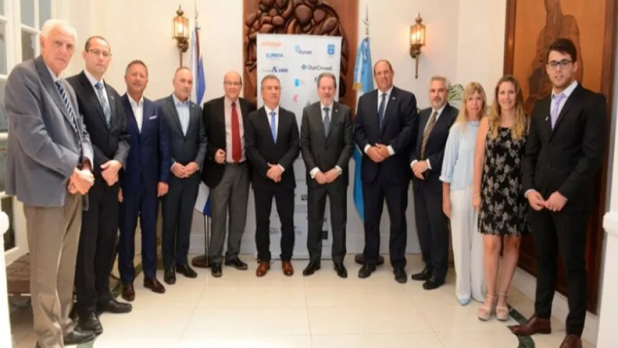 Urribarri junto a miembros de la CCAI Urribarri junto a miembros de la CCAI