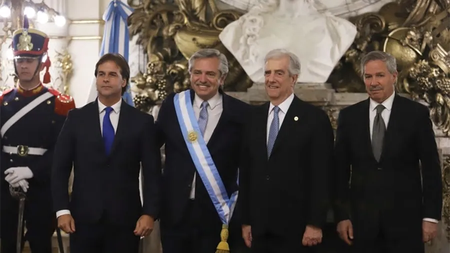 Alberto Fernández recibió en la asunción de su mandato al presidente Tabaré Vázquez que responde al Frente Amplio por los lazos históricos que unen a ambos partidos.