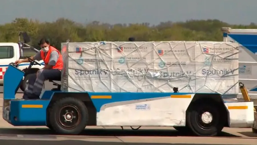 Llegó el avión de Aerolíneas Argentinas con 330 mil dosis de la vacuna rusa Sputnik V