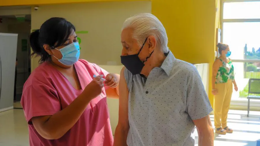 Esta semana comenzarán a vacunar contra el Covid a mayores de 60 años en la provincia