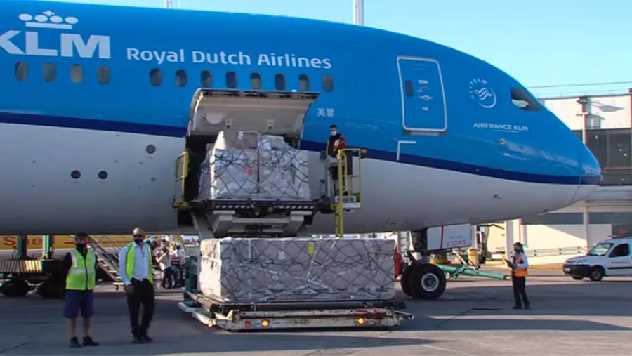 vacunas AstraZeneca llegan a Ezeiza 