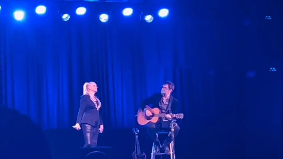 En el Centro de Provincial de Convenciones, Valeria Lynch presentó el recital “Íntimo”, donde interpretó canciones a dúo junto a Mariano Martínez.