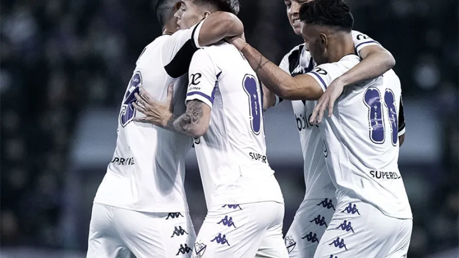 Vélez sorprendió a Rosario Central en la antesala del arribo de Carlos Tevez Vélez sorprendió a Rosario Central en la antesala del arribo de Carlos Tevez