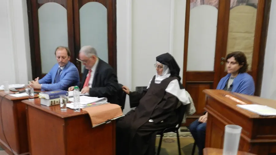 La ex priora del Convento Carmelitas de Nogoyá, Luisa Ester Toledo, fue condenada hoy en primera instancia a la pena de tres años de prisión efectiva por el delito de privación ilegítima de la libertad doblemente calificada por el uso de violencia y amenazas y por su duración superior a un mes (dos hechos en concurso real).