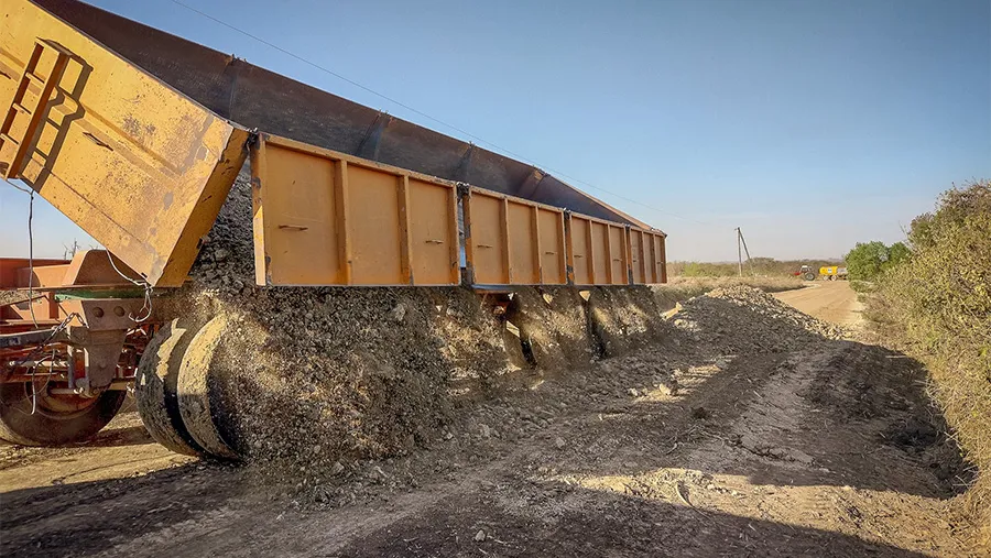 El gobierno provincial, a través de la Dirección de Vialidad, compró brosa y ripio para los Departamentos San Salvador, Paraná, Feliciano y Concordia. La inversión es de más de siete millones de pesos.