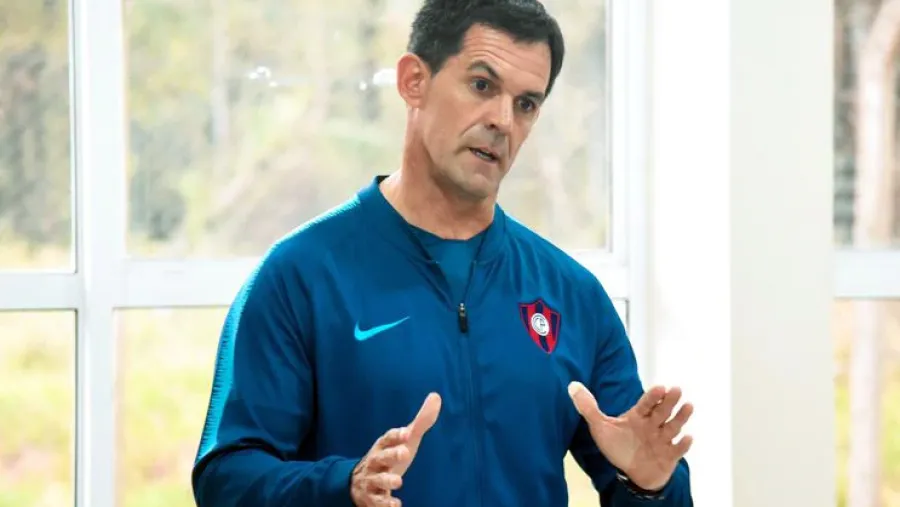 Cerro Porteño tendrá al entrerriano Víctor Bernay como DT interino