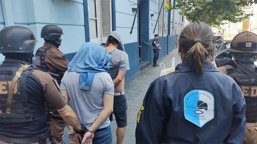 Los dos detenidos quedaron alojados en la Jefatura Departamental de Policía de Victoria. Los dos detenidos quedaron alojados en la Jefatura Departamental de Policía de Victoria.