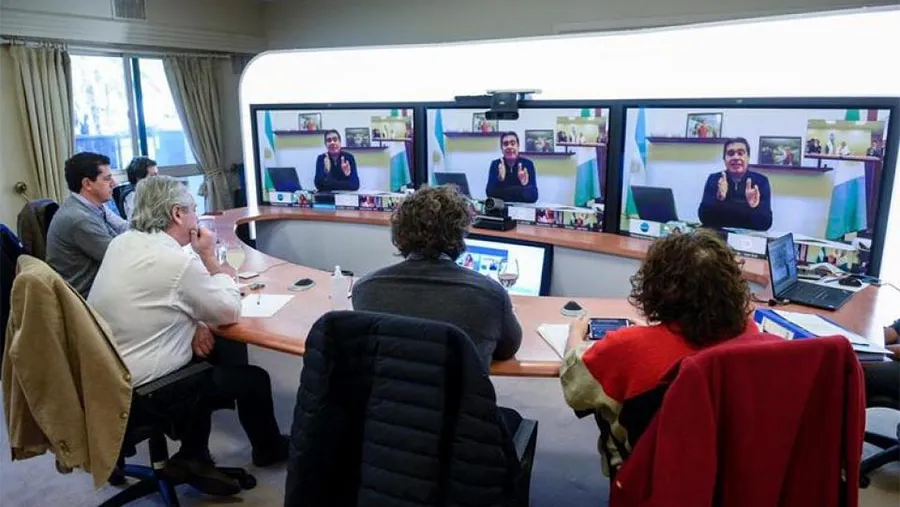 A través de videoconferencia desde Olivos, el Presidente dialogó con el jefe de gobierno porteño, Horacio Rodríguez Larreta; y los mandatarios provinciales de Buenos Aires, Córdoba, Chaco y Río Negro. Les adelantó algunas de las medidas que anunciará hoy.
