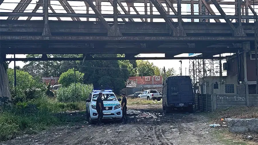 El lugar donde dos adolescentes fueron hallados muertos debajo de un puente en Florencio Varela. El lugar donde dos adolescentes fueron hallados muertos debajo de un puente en Florencio Varela.