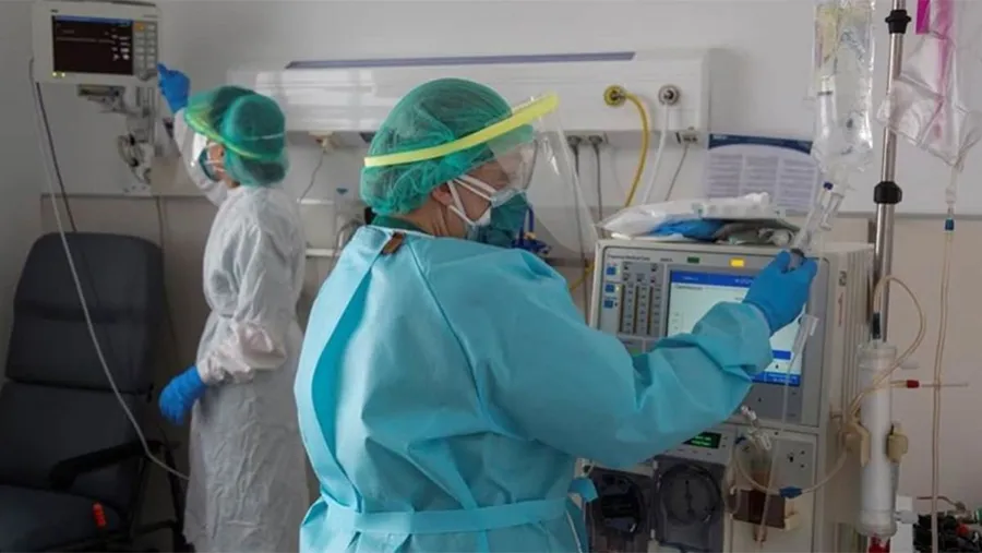 El total de infectados con Covid-19 asciende a un acumulado de 989.680 y las víctimas fatales suman un total de 26.267 personas.