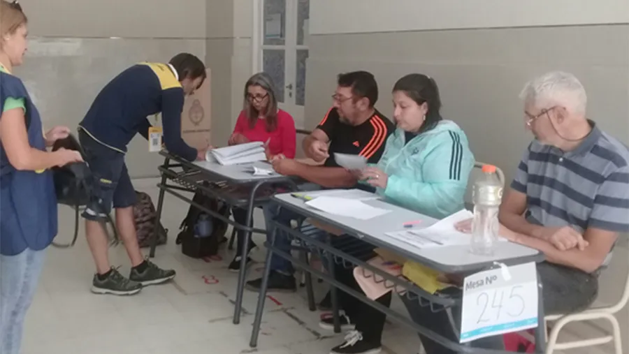 La incógnita sobre quién será el próximo Presidente de la Argentina quedará revelada este domingo, cuando concluya el balotaje en el que podrán sufragar casi 35 millones de personas y se conozcan los resultados de la última instancia electoral del año. La incógnita sobre quién será el próximo Presidente de la Argentina quedará revelada este domingo, cuando concluya el balotaje en el que podrán sufragar casi 35 millones de personas y se conozcan los resultados de la última instancia electoral del año.