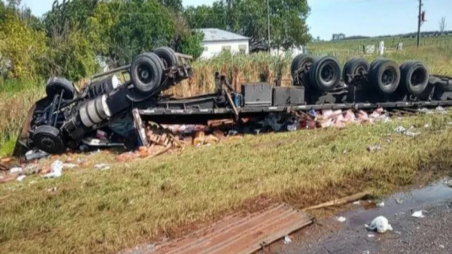 Un camión que transportaba gaseosas volcó en Autovía 14