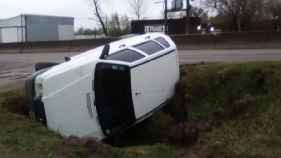 Un auto despistó y volcó en el acceso a Concepción del Uruguay