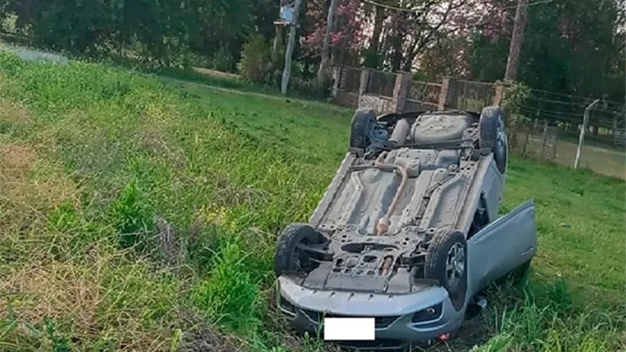 El vuelco se produjo en inmediaciones del kilómetro 15 de la Ruta 18, jurisdicción de Colonia Avellaneda.