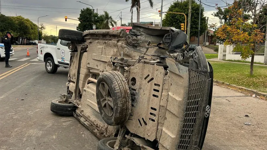 El vuelco se registró en Paraná y el conductor dio alcoholemia positiva. No hubo lesionados. El vuelco se registró en Paraná y el conductor dio alcoholemia positiva. No hubo lesionados.