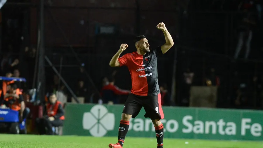 Colón reaccionó ante Argentinos Juniors y encendió la lucha por la permanencia