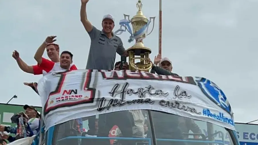 Mariano Werner fue recibido por sus fanáticos para celebrar su tercer título del TC Mariano Werner fue recibido por sus fanáticos para celebrar su tercer título del TC