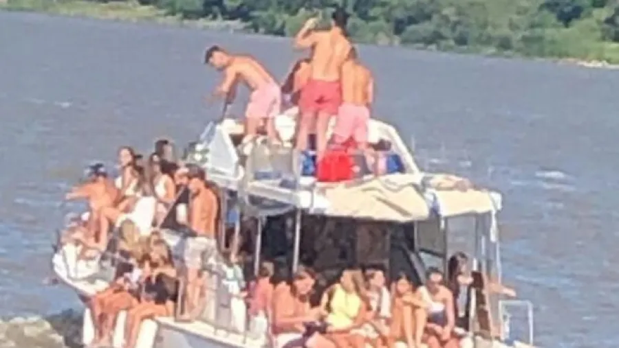 yate repleto de jóvenes 