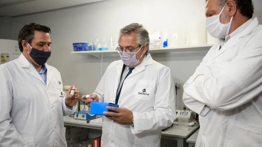 Fernández en el laboratorio que desarrolló suero anti Covid