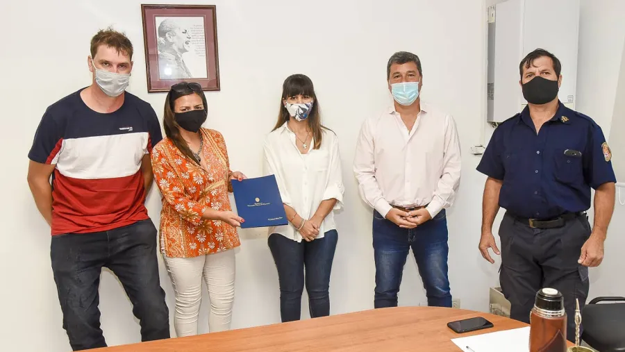 Zavallo entrega subsidio Bomberos Viale