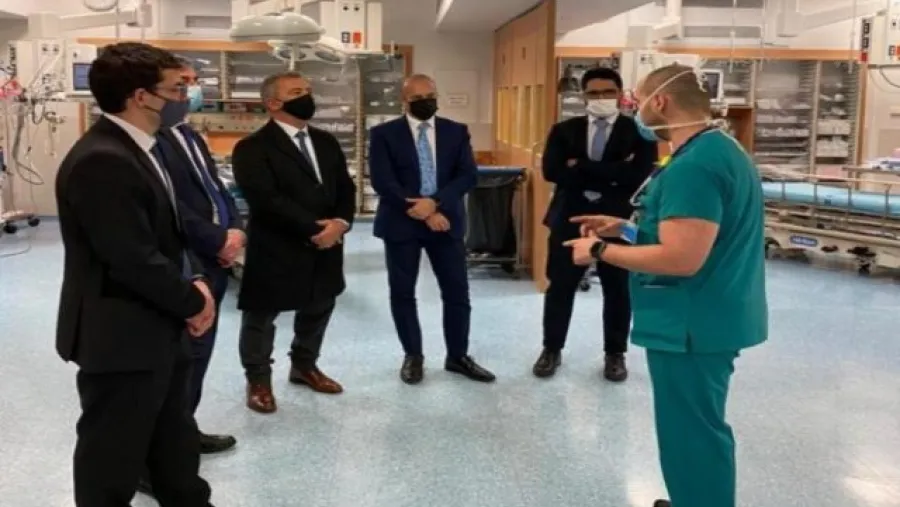 Urribarri visitó el hospital que realiza los ensayos clínicos de la vacuna israelí