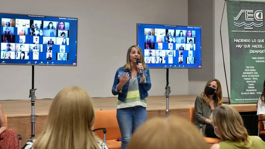 Acompañada por Tolosa Paz, Stratta encabezó un encuentro de mujeres peronistas en gestión