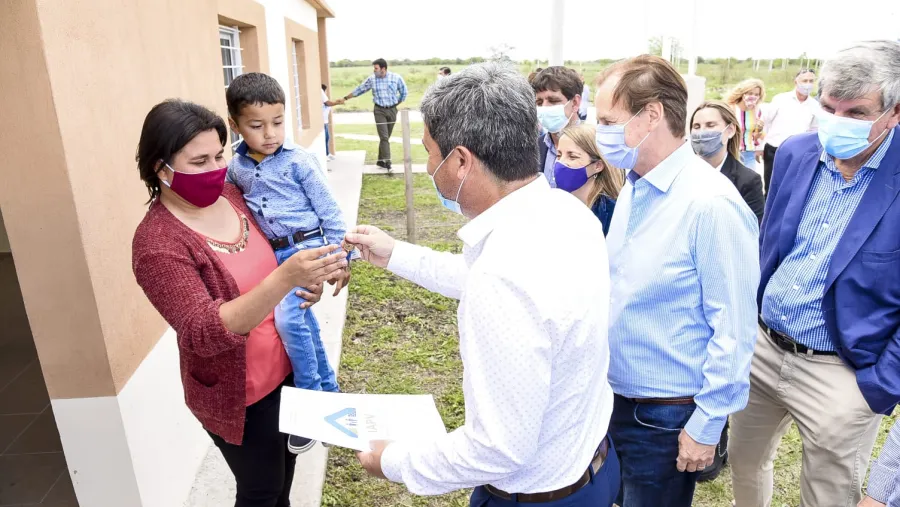 Zavallo acompañó a Bordet en la entrega de viviendas en Hasenkamp 