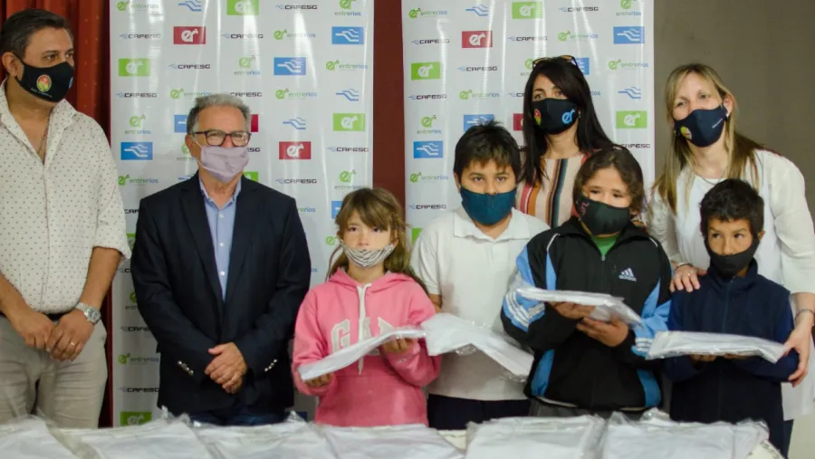Benedetto y Vallejos entregaron guardapolvos en la escuela Gutiérrez de Concordia