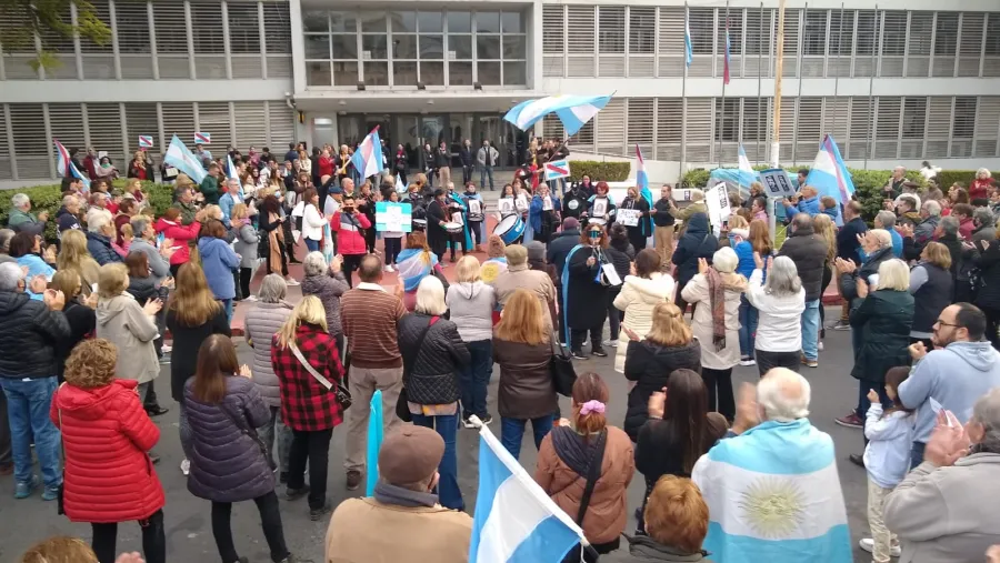 Manifestación contra la destitución de Cecilia Goyeneche. (Foto: ANALISIS)