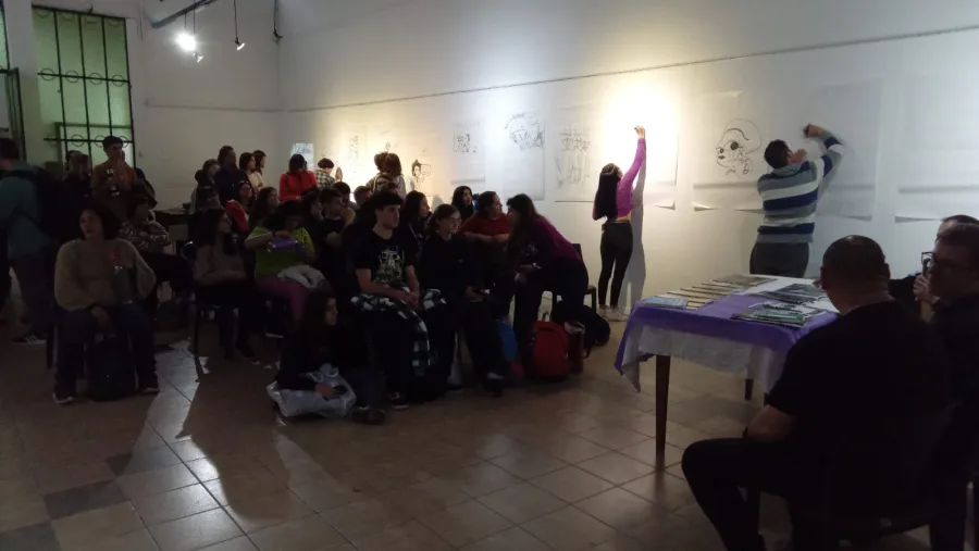 El pasado lunes 2 de septiembre se realizó una actividad para conmemorar el día de la historieta argentina que se celebra el 4 de septiembre en nuestro país en honor a la primera publicación del Eternauta. La organización del evento estuvo a cargo del taller de historietas y caricaturas dependiente de la Facultad de Humanidades, Artes y Ciencias Sociales de la Universidad Autónoma de Entre Ríos.